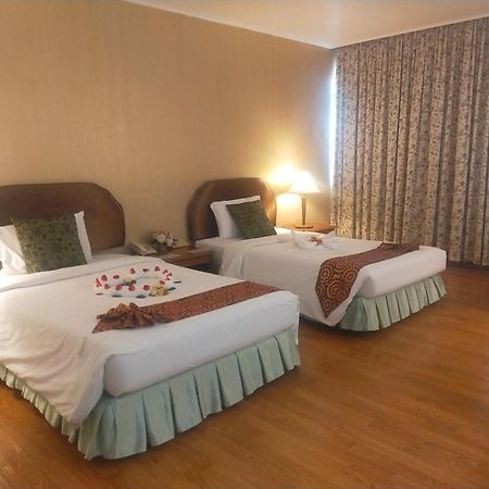 Thumrin Thana Hotel Trang Exterior foto