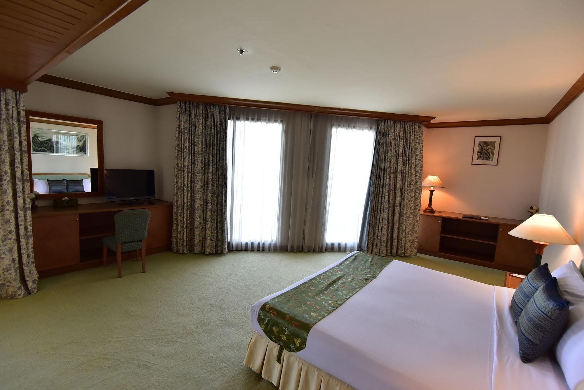 Thumrin Thana Hotel Trang Exterior foto