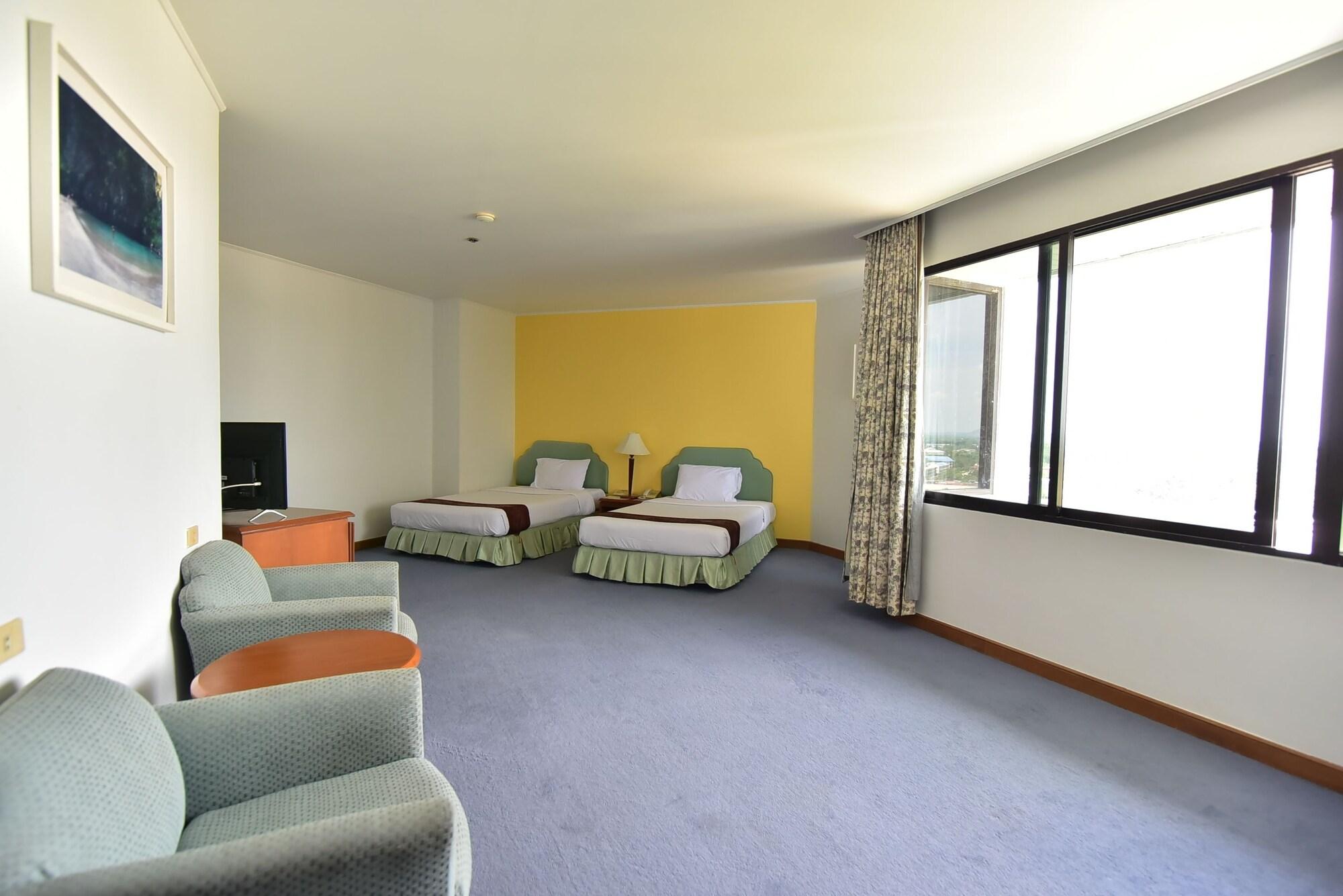 Thumrin Thana Hotel Trang Exterior foto
