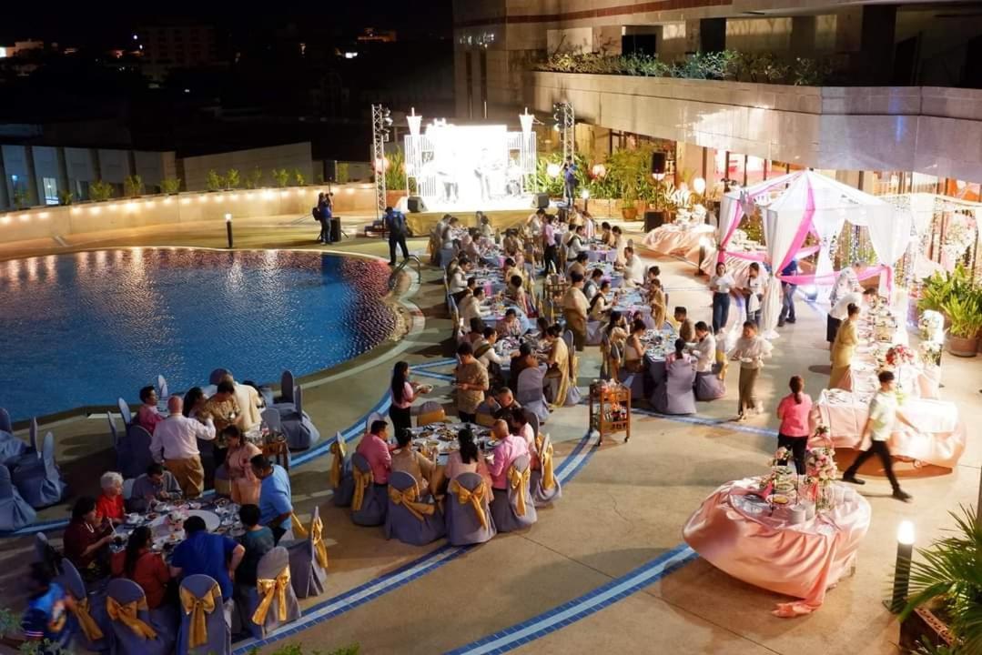 Thumrin Thana Hotel Trang Exterior foto