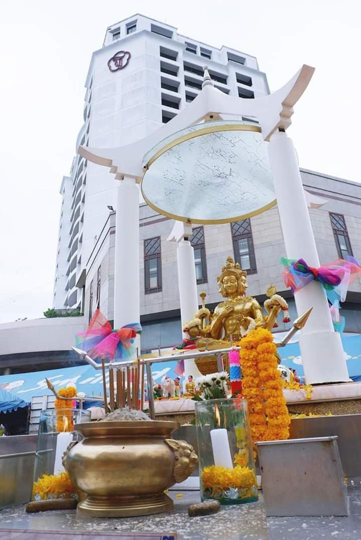 Thumrin Thana Hotel Trang Exterior foto
