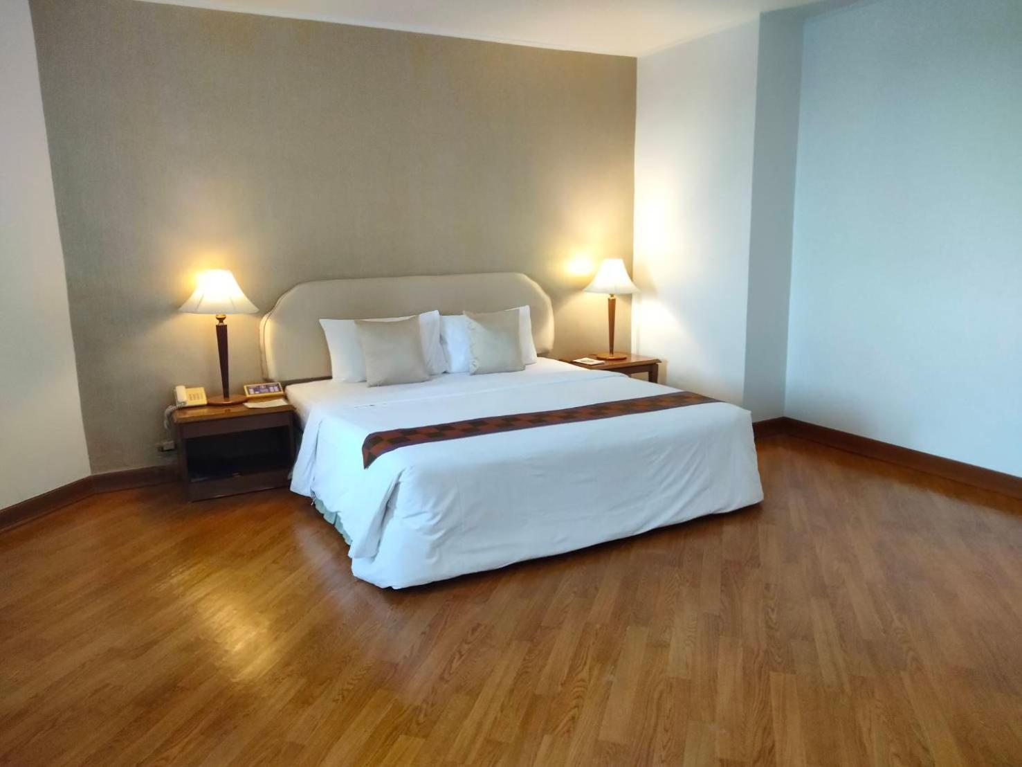 Thumrin Thana Hotel Trang Exterior foto
