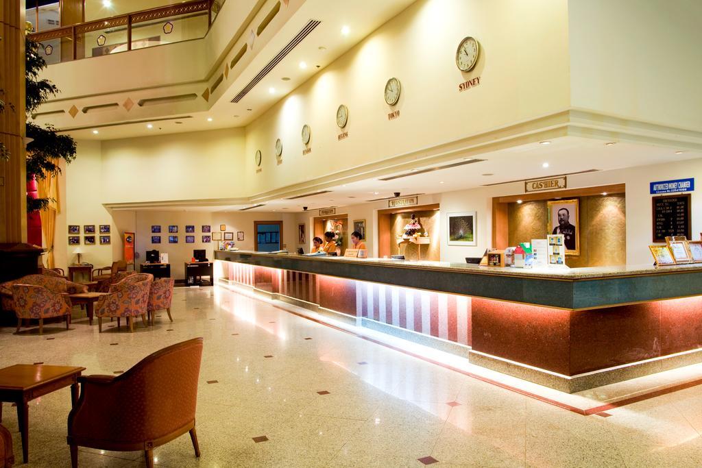 Thumrin Thana Hotel Trang Exterior foto