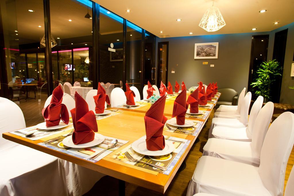 Thumrin Thana Hotel Trang Exterior foto