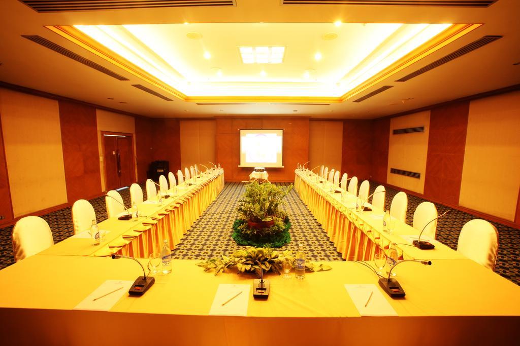 Thumrin Thana Hotel Trang Exterior foto